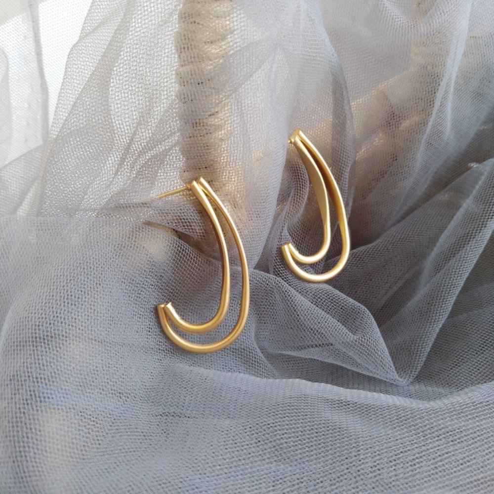 Modern Curve Hoop Earrings - Picture 11 of 13
